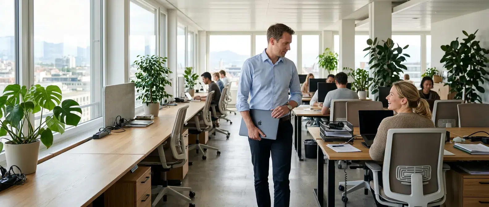 responsable informatique verifiant les postes de travail d une pme